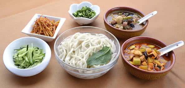 全家椒盐鸡肉蔬菜沙拉 面条这样吃,有菜有肉有主食全家都喜欢!秘诀就在这里赶紧收藏吧