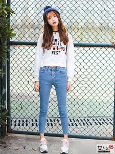 白色卫衣搭配什么裤子 白色卫衣搭配什么裤子 白色字母卫衣搭配什么裤子好看