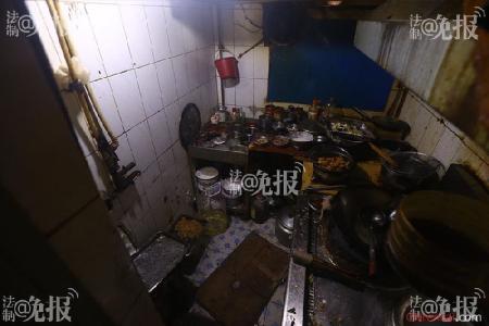 烤肉店后厨 饿了么一无证店后厨曝光 肉摆地上墙皮掉渣