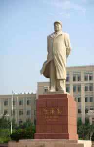 北京大学圣智塑像 晒晒有毛泽东塑像的大学