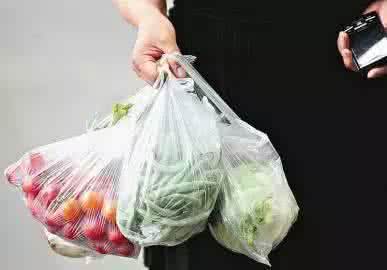 塑料袋放冰箱 塑料袋放冰箱 买的菜千万别连塑料袋一起放进冰箱，否则…
