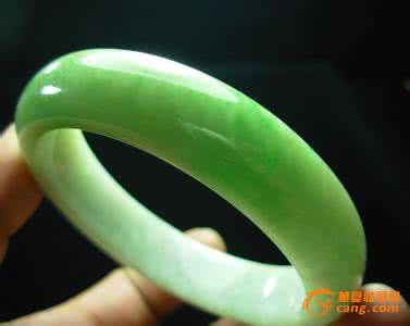 糯种翡翠正阳绿手镯 正阳绿翡翠手镯