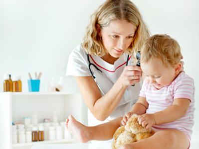 宝宝发烧睡觉怎么护理 宝宝发烧在家护理还是就医，5招教你分清楚