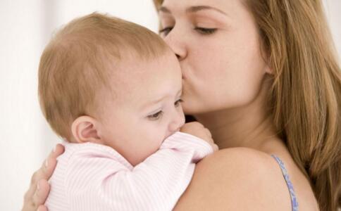 婴儿竖抱吐奶 婴儿经常吐奶怎么办 父母经常抱婴儿，是对宝宝的害不是爱！