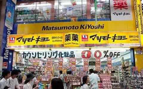 中国游客挤爆鸭绿江畔 中游客挤爆日本药店因看中体验