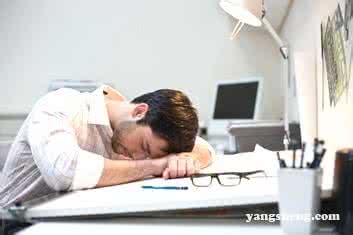 旧保暖内衣改造毯子 白领午休怎么睡才正确 备上毯子保暖免受风寒