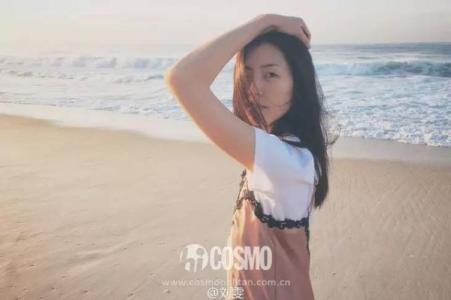 白色吊带裙搭配 看刘雯把白T穿在吊带裙里,我的手又痒得不行