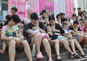 公共场合母乳喂养 公众场合母乳喂养 为什么女人会愿意在公共场合、母乳喂养孩子？