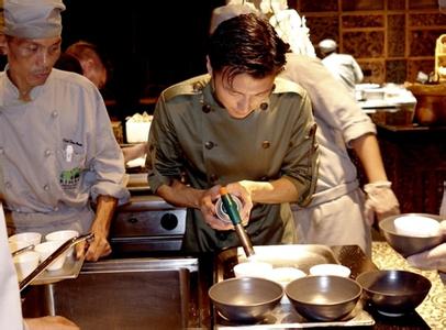 跨界歌王瑜老板 跨界老板和他土菜馆的爆款单品地锅炖一天80锅，再吃要等明天了