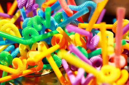 白色吸管 这么多年的吸管都白扔了，原来它还有这些用途！