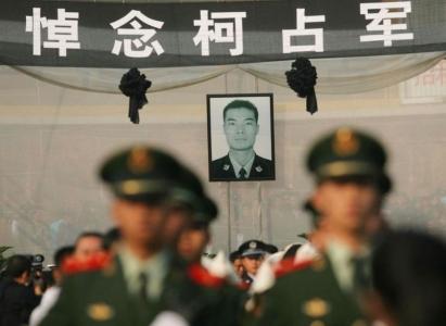 云南缉毒警察牺牲名单 云南缉毒民警牺牲 数万民众自发为其送行 细节:颈动脉被子弹击穿