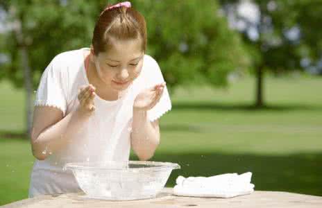 绿茶的妙用 如何美白祛斑：绿茶的2个妙用