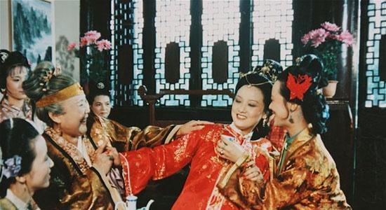 王熙凤和贾母的关系 揭秘：仁慈的的贾母为何对王熙凤做坏事不闻不问？