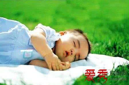 婴儿晒太阳注意事项 婴儿晒太阳注意事项 婴儿晒太阳5大注意事项