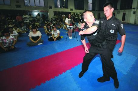 女子防身术教学视频 警察教你“女子防身术“