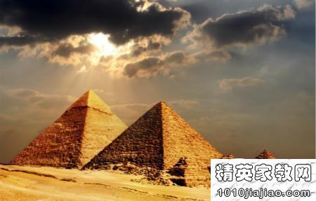 世界八大建筑奇迹 世界八大奇迹建筑之胡夫金字塔是由谁建成的？