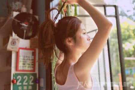 男女热情拥吻时出意外 男女传情最易曲解的6个信号