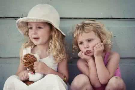 孩子弄脏衣服 当孩子的衣服弄脏后，你的第一反应会奇妙地影响孩子