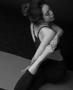 农村大妈化妆后变女神 仅用1年，50岁大妈变身20岁女神，顺便练就一字马！