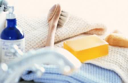 洗澡用沐浴露还是香皂 洗澡到底用沐浴露还是香皂?长知识了!