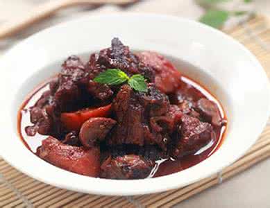 红酒炖牛肉 经典做法 红酒炖牛肉 红酒炖牛肉怎么做？