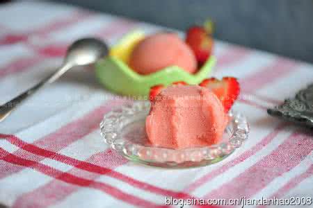 自制草莓冰淇淋 详图细解：（自制）草莓冰淇淋的做法
