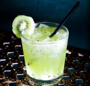 猕猴桃泡酒有什么功效 野生猕猴桃泡酒的功效 自制野生猕猴桃酒的养生功效和三个方法