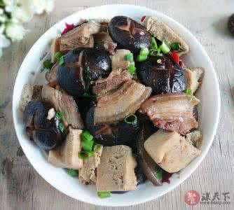 香菇烧冻豆腐 香菇五花肉烧冻豆腐