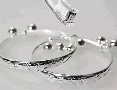 牙膏可以擦银饰吗 银饰可以用牙膏洗吗