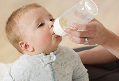 宝宝喝奶粉上火症状 宝宝喝奶粉上火症状 宝宝上火都是奶粉惹的祸？怎么办？