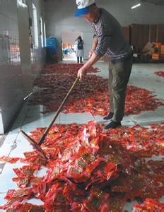 钢筋送检不合格 学校周边五毛食品热销 记者送检两品牌不合格