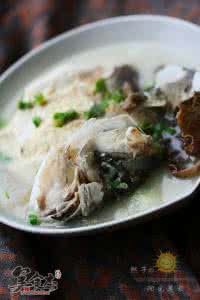 鱼头炖豆腐的家常做法 鱼头炖豆腐的家常做法 这样做非常鲜美