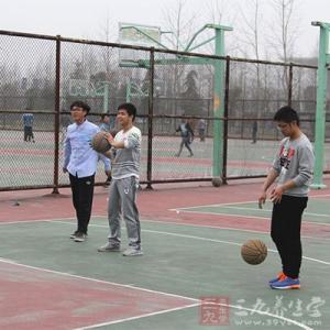 打篮球队友不传球 篮球技巧 打篮球怎么传球才能避开对手