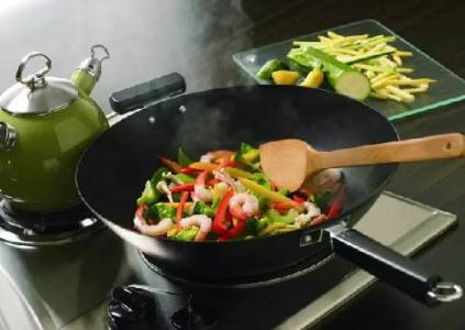 什么锅炒菜不溅油 油不溅出锅外 炒菜时就得先加一点“它”