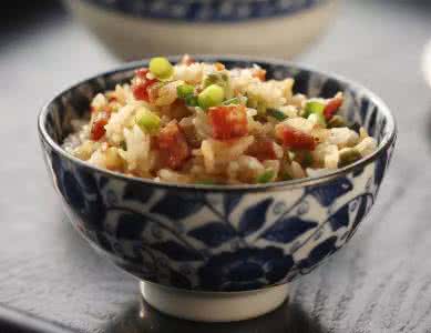 电饭煲香肠焖饭的做法 电饭煲香肠焖饭的做法 电饭煲豌豆香肠焖饭的做法