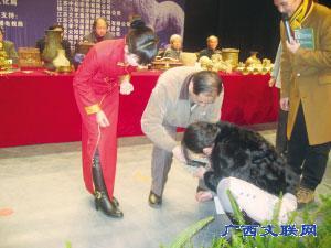 一个石头小姑娘朗读 姑娘捡了一块石头，上《寻宝》节目，专家大赞：惊艳！