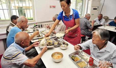 去瑞士带多少现金 老人烧10万现金 瑞士为10万老人提供养老餐
