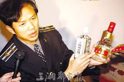 北京郊外假酒窝点被端 消费者在KTV发现三瓶假酒 经理说喝不死人