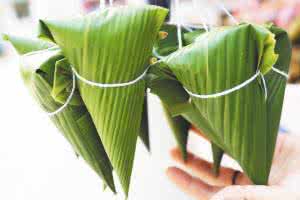 包粽子视频怎样折粽叶 粽子上市价格亲民 粽叶太绿可能用到化学染剂