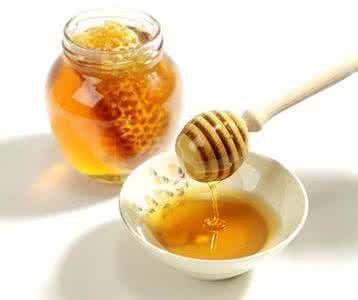 五味子泡蜂蜜喝的功效 五味子泡蜂蜜喝的功效 【喝蜂蜜有什么好处】喝蜂蜜有什么功效