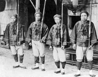 清朝士兵 揭秘：清朝士兵背上的“兵”和“勇”有何区别？