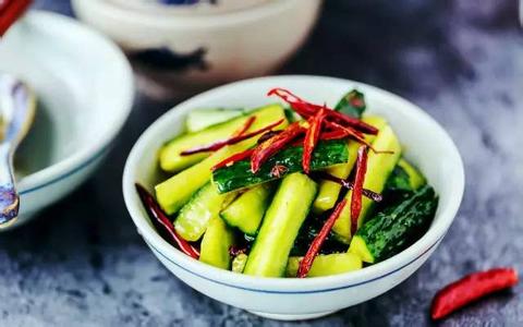 醋拌黄瓜 隔顿更美味下饭的醋香黄瓜炒肉——外公常做的一道家常菜
