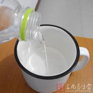 防暑降温饮料 【惊呆】 ?1分钟让饮料降温20度!只需一盆冰水+两勺盐↓↓