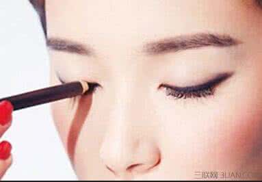 中老年怎样化妆显年轻 怎样化妆更显年轻