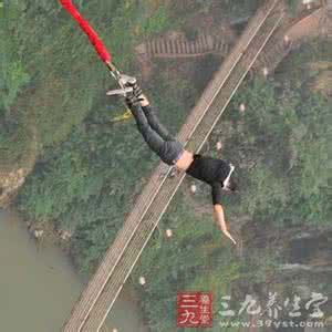 某运动员做蹦极运动 蹦极运动 蹦极的玩法以及注意事项