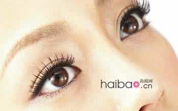 眼妆怎么画显眼睛大 化妆：巧画眼妆去除眼部问题 三种眼型不再有“烦恼”