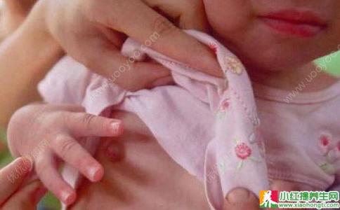 乳房屋硬块有疼痛感 胸部有硬块是怎么回事 导致乳房有硬块的因素