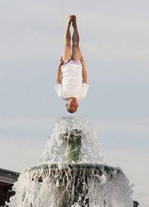 尘世巅峰 韩国人来中国前后反差 艺术家一只脚踏在尘世，一只脚踏在天国。尘世与天国的反差越大，...阅读答案