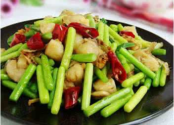 炒蒜苔用焯水吗 炒蒜苔要焯水吗，炒蒜苔怎么焯水