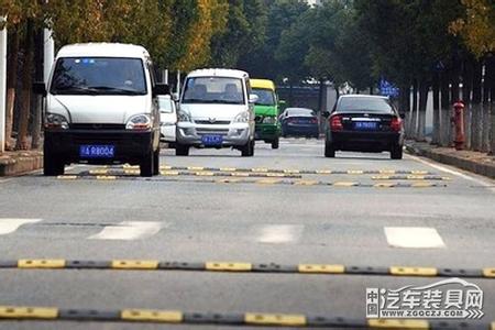车辆减速带 图解:车辆如何正确通过减速带?防止伤车